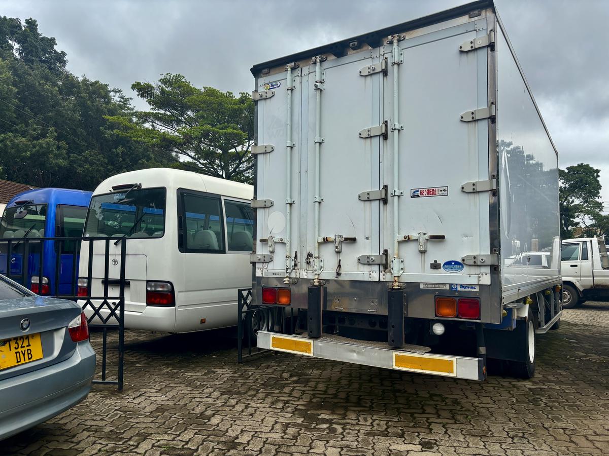 2008 MITSUBISHI FIGHTER FREEZER - Image 4 - Image Motors Tanzania