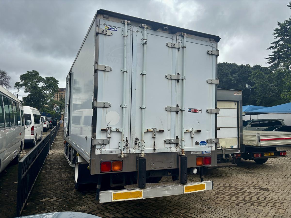 2008 MITSUBISHI FIGHTER FREEZER - Image 5 - Image Motors Tanzania