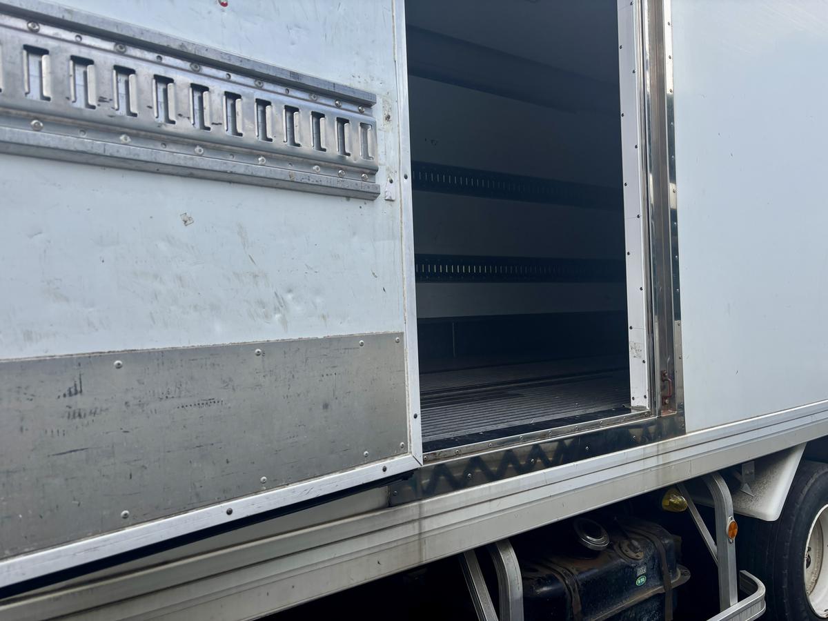 2008 MITSUBISHI FIGHTER FREEZER - Image 6 - Image Motors Tanzania