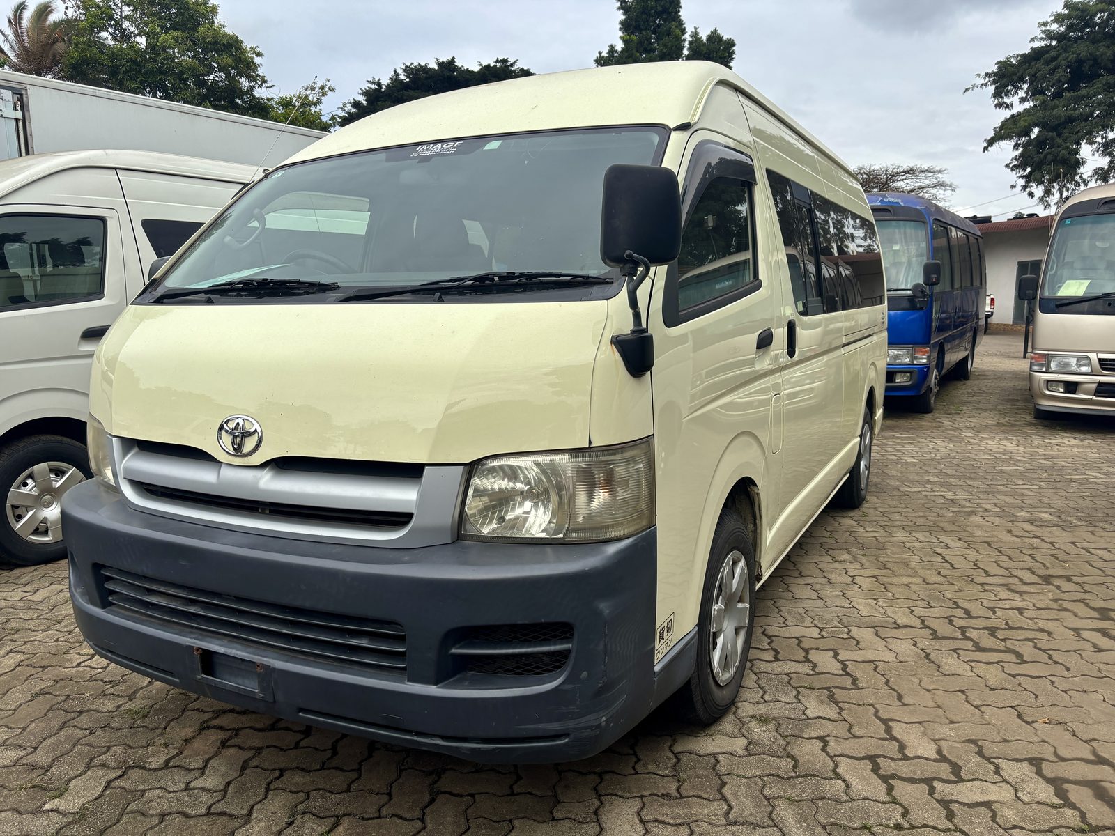 2005 TOYOTA HIACE YELLOW